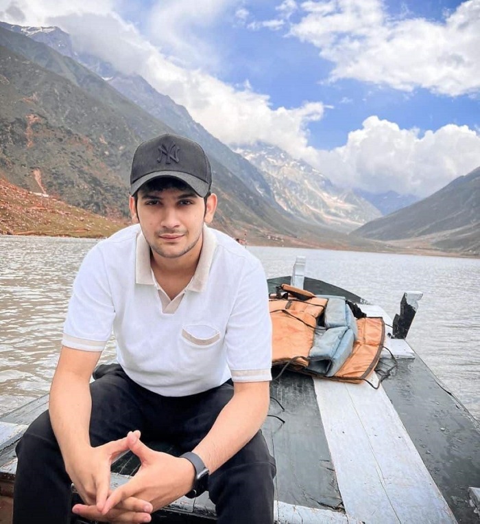 Discover the inspiring story of Maaz Safdar, a renowned Pakistani Youtuber hailing from Karachi. Born on a memorable Tuesday in May/15/2001, Maaz has achieved tremendous success at a young age with a handsome net worth.
